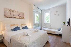 3 bedrooms, desk, iron/ironing board, WiFi