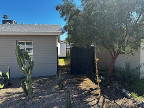 Property grounds - Cozy, Private Phoenix Tiny Home (Phoenix)