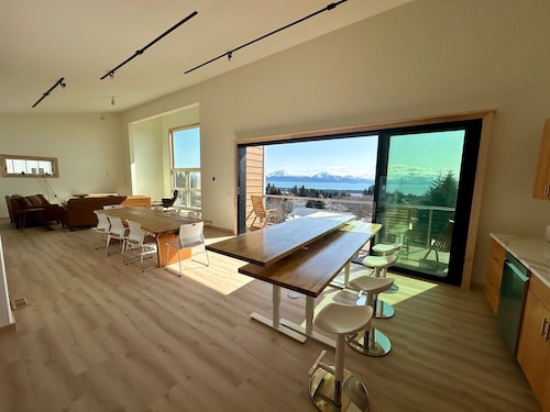 Incredible views right in town for big groups, twin brand new houses
