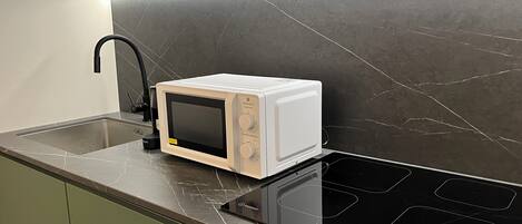 Réfrigérateur, micro-ondes, plaque de cuisson, cafetière/bouilloire