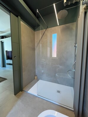 Haartrockner, Handtücher, Seife, Toilettenpapier
