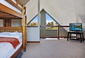 3 habitaciones, escritorio y tabla de planchar con plancha 