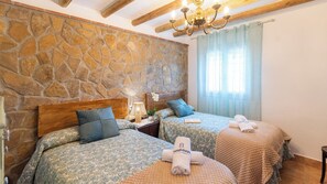 3 habitaciones, tabla de planchar con plancha, cuna de viaje y wifi 