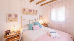 3 chambres, fer et planche à repasser, lit de bébé portatif, Wi-Fi