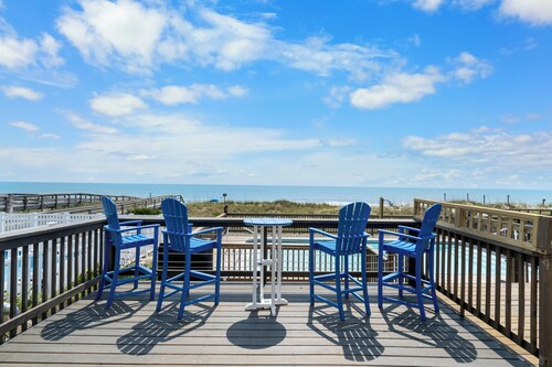 Kure Surf Shack: Oceanfront, Pool, Elevator, 5BD