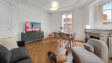 Una televisión, una chimenea