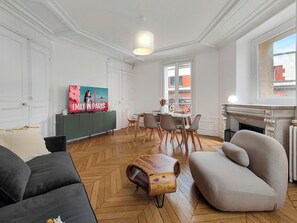 TV, fireplace - Amazing refurbished flat in Paris V (Paris)