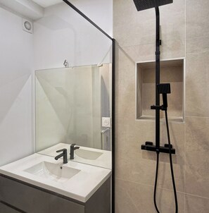 Douche, séchoir à cheveux, serviettes fournies