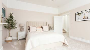 4 bedrooms, desk, iron/ironing board, free WiFi