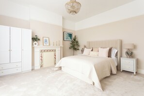4 bedrooms, desk, iron/ironing board, free WiFi
