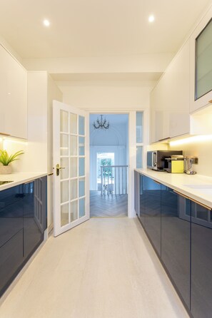 Fridge, microwave, oven, stovetop - Luxury Victorian Home London (London)