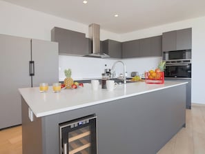 Frigorífico, microondas, horno y placa de cocina