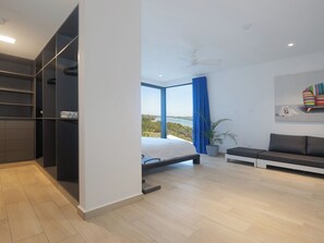2 chambres, coffres-forts dans les chambres, bureau