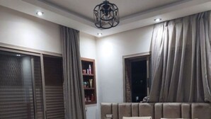 2 عدّة غرف نوم وواي فاي مجانًا وملاءات أسرّة