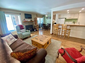 スマートテレビ、暖炉、卓球台、書庫