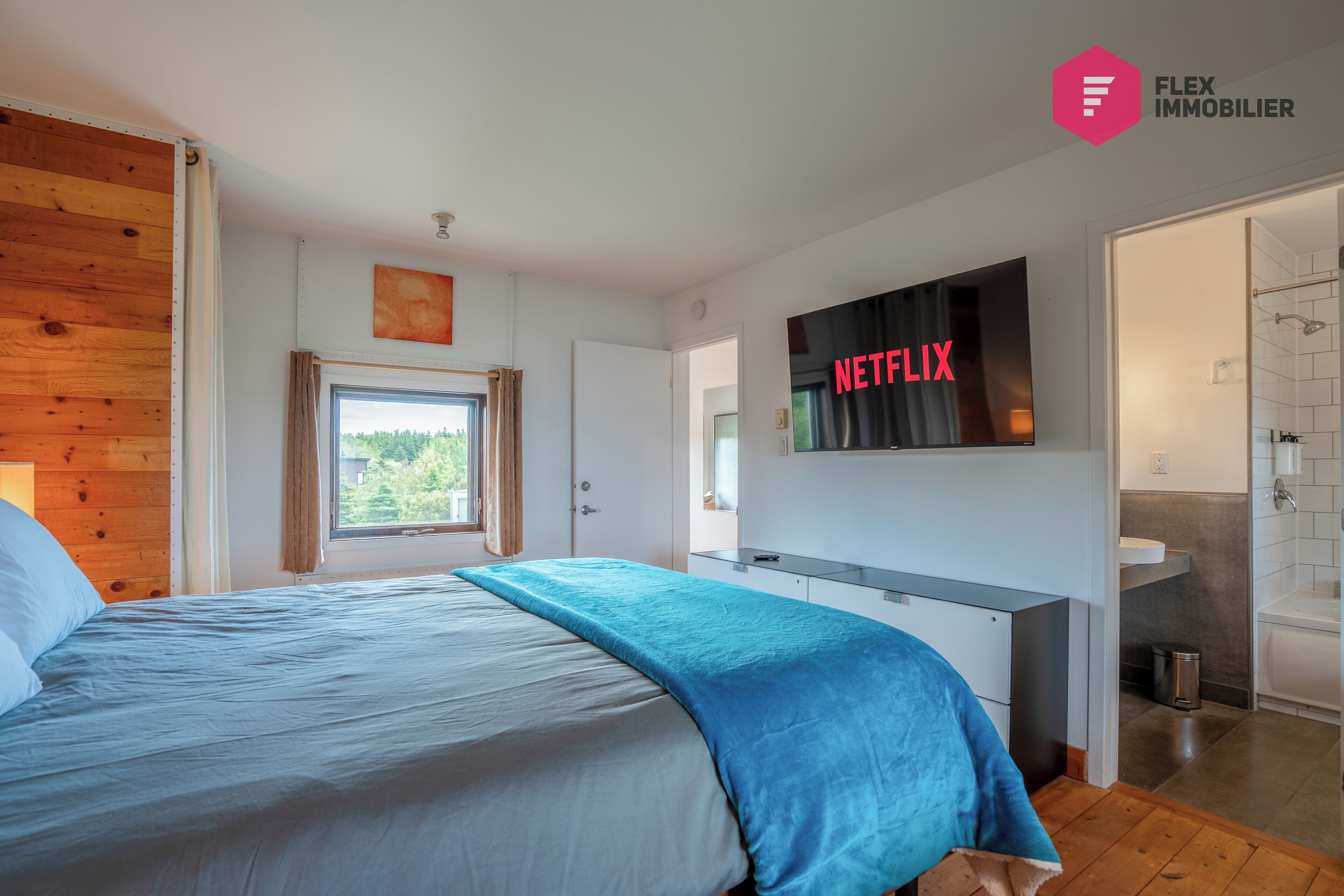 4 habitaciones, escritorio y tabla de planchar con plancha 