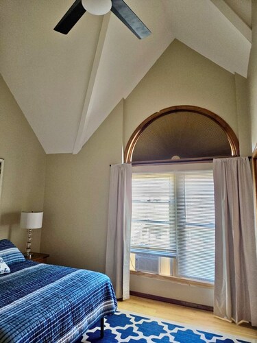 Sunny Beach Escape – 2BR Condo Steps from Sand                 •Badges • Parking