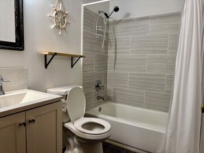 Secadora de cabello, toallas, jabón, papel de baño 