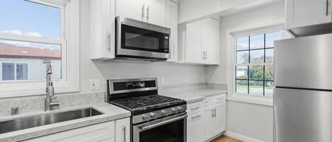 Jääkaappi, mikroaaltouuni, uuni, liesi