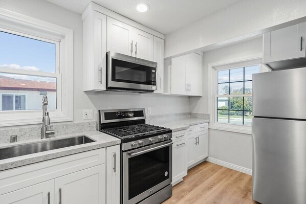 Refrigerador, microondas, horno y parrilla de estufa 