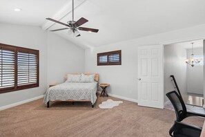 4 habitaciones, escritorio y tabla de planchar con plancha 