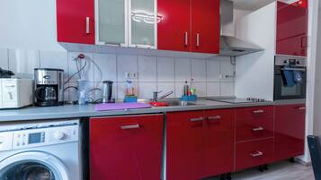 KĂŒhlschrank, Mikrowelle, Ofen, Herdplatte