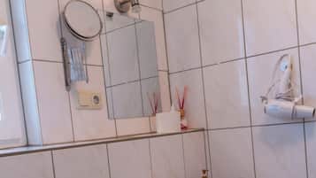 Dusche, Haartrockner, HandtĂŒcher, Seife