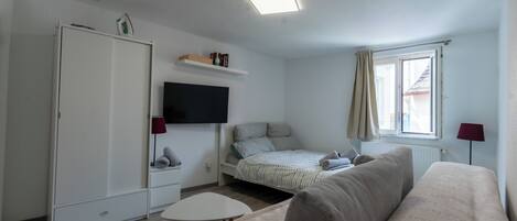 1 غرفة نوم ومكواة/لوح كي وواي فاي مجانًا وملاءات أسرّة