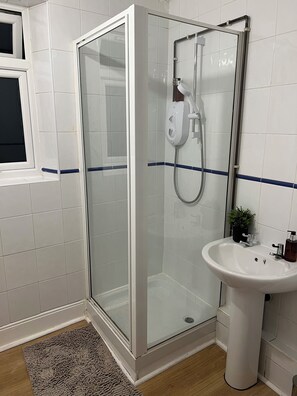 Dusche, Haartrockner, Handtücher, Seife