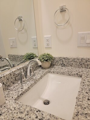 Toallas, jabón, papel de baño 