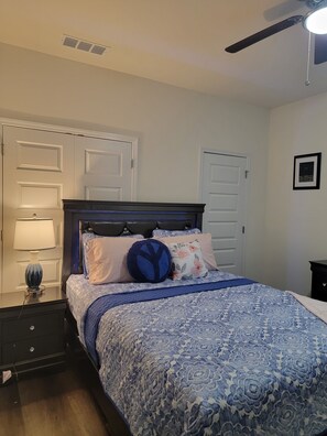 2 habitaciones, tabla de planchar con plancha, wifi y ropa de cama 