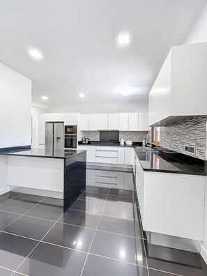 Een koelkast, een magnetron, een oven, een kookplaat