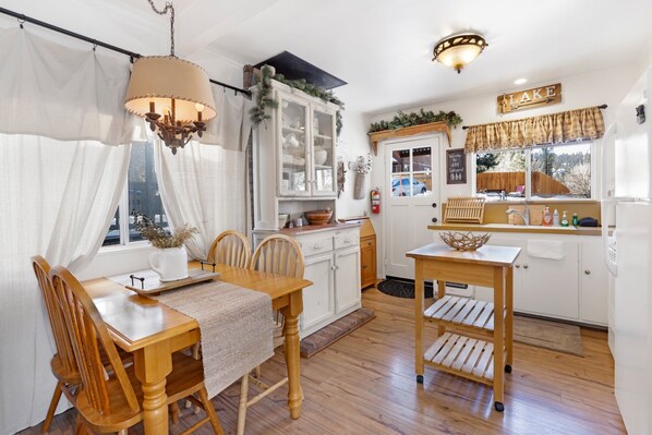 Cabane, 2 grands lits, patio, vue montagne (2283) | 2 chambres, décoration personnalisée, ameublement personnalisé