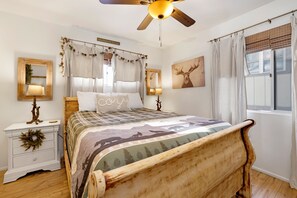 Cabin, 2 Queen Beds, Patio, Mountain View (2283) | 2 bedrooms, individually decorated, individually furnished, bed sheets - Cottontail Cottage #2283 (Big Bear Lake)