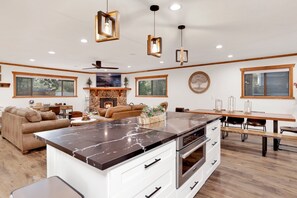 Cabane, plusieurs lits, bain à remous, vue montagne (2218) | Cuisine privée