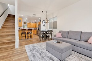 Hytte, flere senger, terrasse, fjellutsikt (2292) | Oppholdsområde | Peis