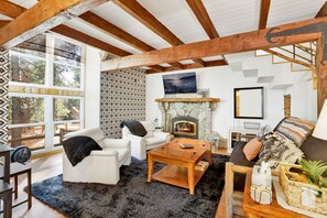 小屋, 多張床, 熱水浴缸, 山景 (2383) | 起居區 | 壁爐