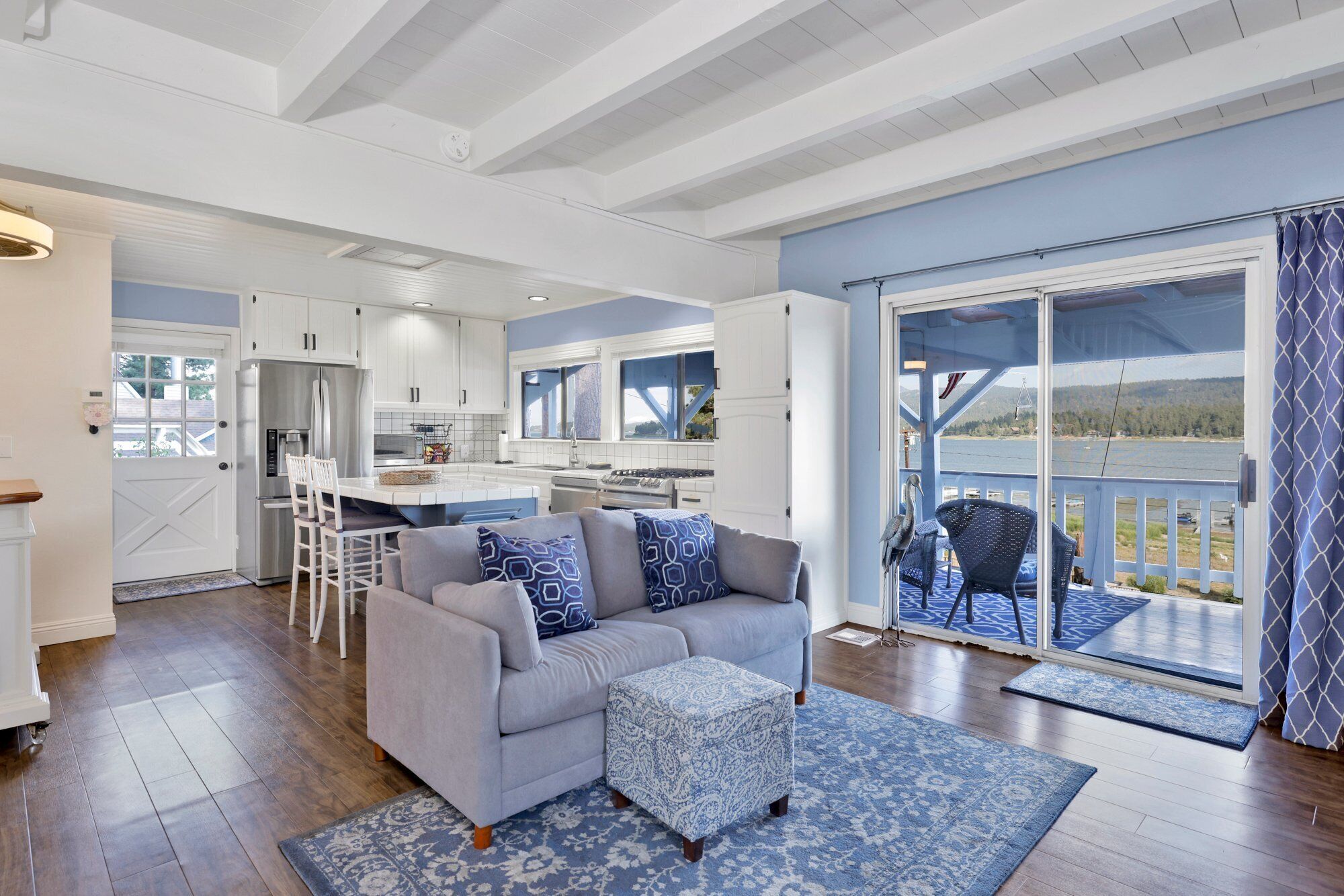 キャビン ベッド (複数台) パティオ マウンテンビュー (2173) | リビング エリア