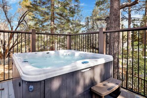 Outdoor spa tub - Splash Mountain #1904 (Big Bear Lake)