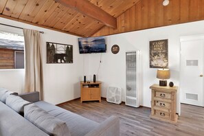 Ferienhütte, 1 Queen-Bett und Schlafsofa, Terrasse, Bergblick (2126) | Wohnbereich