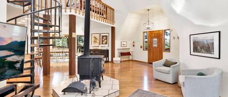 Cabin, nhiều giường, bồn tắm nước nóng, quang cảnh núi (2241) | Khu phòng khách | Lò sưởi