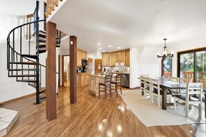 Ferienhütte, Mehrere Betten, Whirlpool, Bergblick (2241) | Essbereich im Zimmer