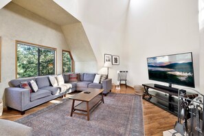 Hytte, flere senger, spabadekar, fjellutsikt (2241) | Oppholdsområde | Peis