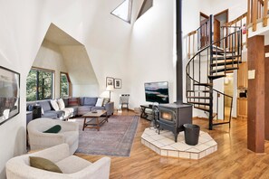 Hytte, flere senger, spabadekar, fjellutsikt (2241) | Oppholdsområde | Peis