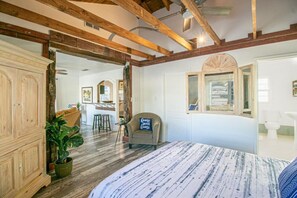 1 bedroom, desk, iron/ironing board, WiFi - Gulfport Cottage 1 Mile From Beach! pet friendly (Gulfport)
