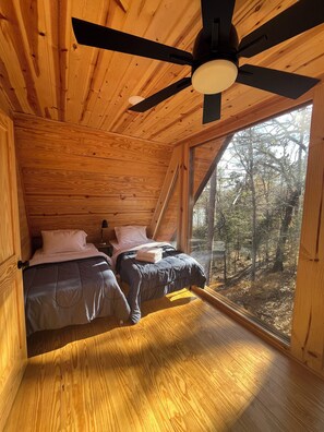4 bedrooms, iron/ironing board, travel crib, free WiFi