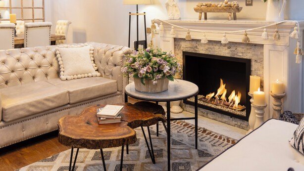 A cozy living room with a fireplace, a sofa, a coffee table, and a side table. - Casa Ramos Salamanca (Lima)