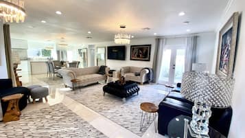 Una Smart TV, una chimenea