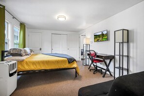 3 habitaciones, escritorio, tabla de planchar con plancha y wifi gratis