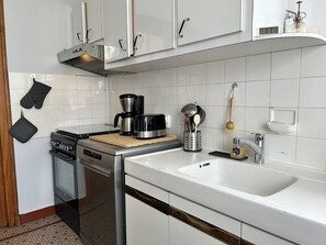 Geladeira, micro-ondas, fogão, lava-louças